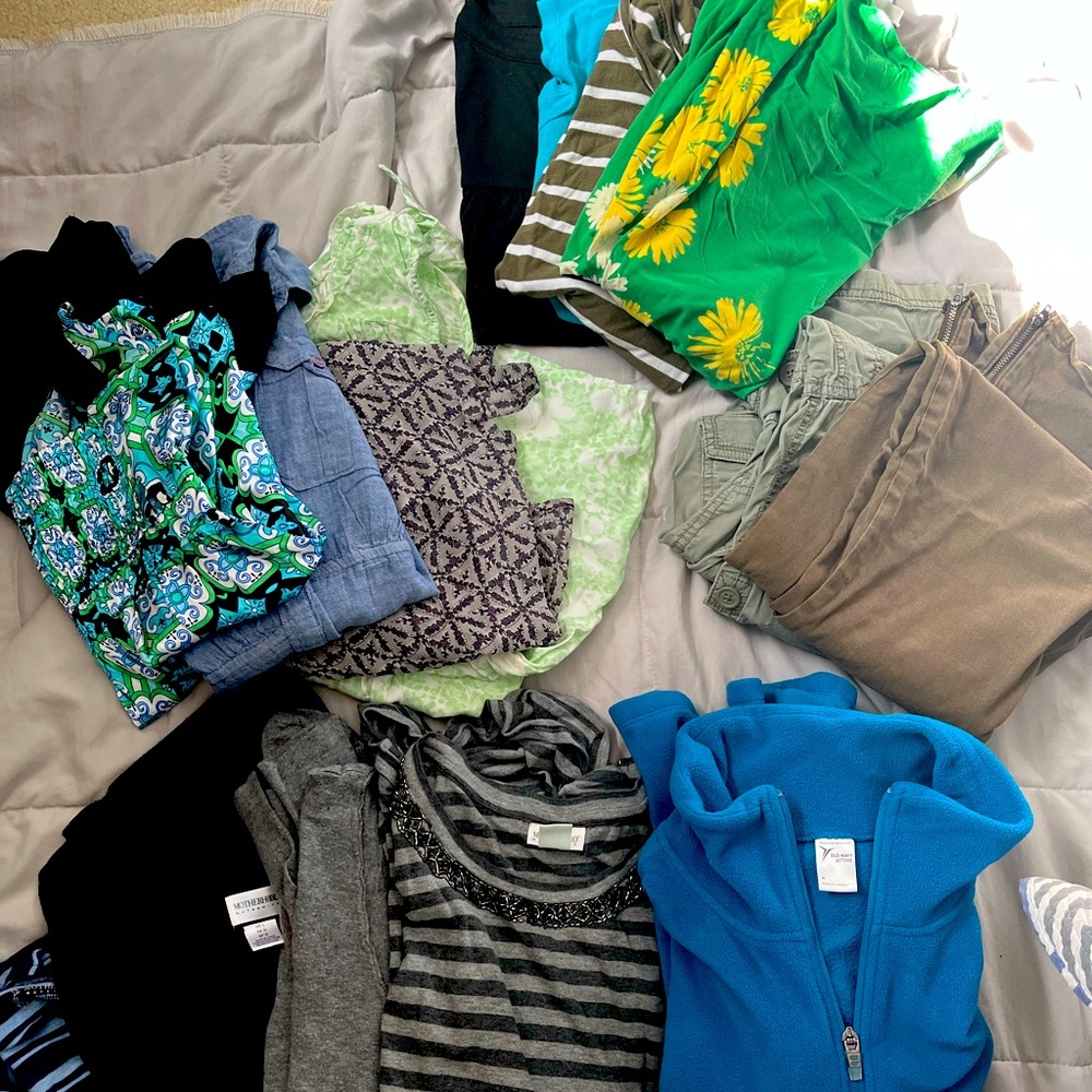 Large lot of maternity clothes (15 items)